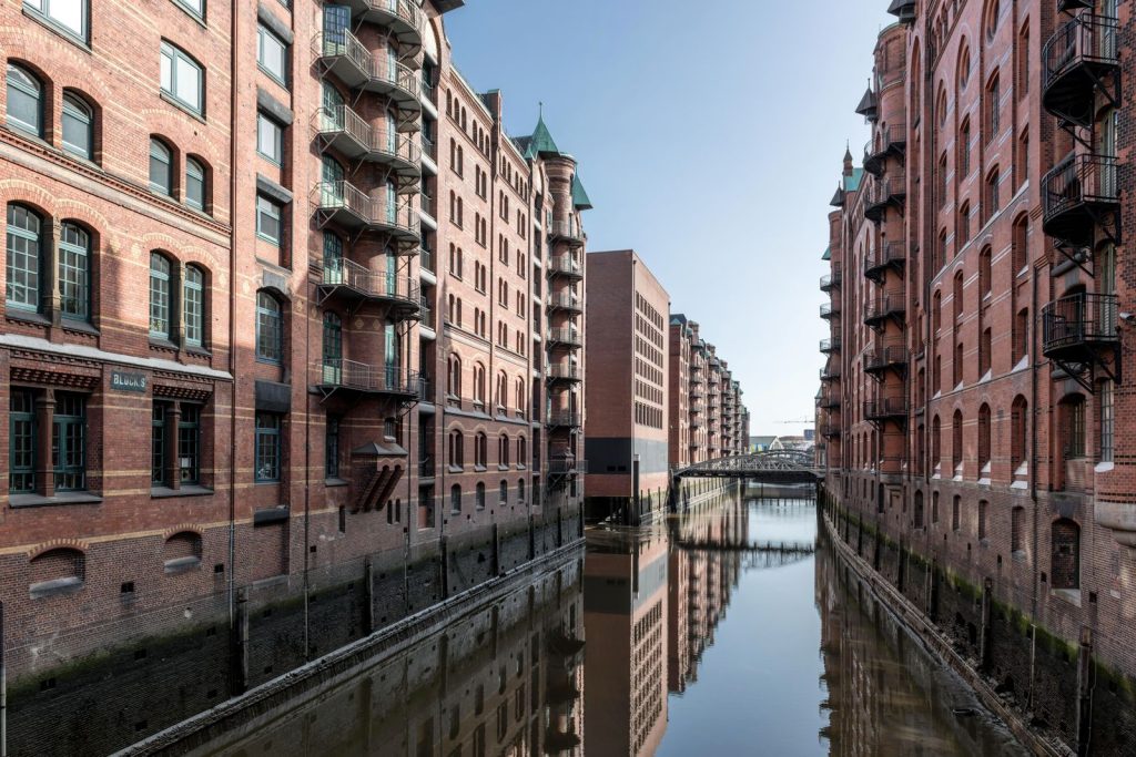 Fleet zwischen den Speicherstadt-Gebäuden in Hamburg