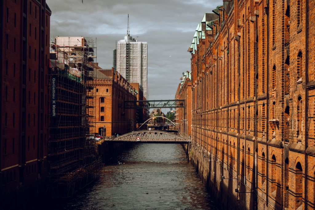 Blick auf die Speicherstadt in Hamburg mit Backsteinarchitektur und Kanal