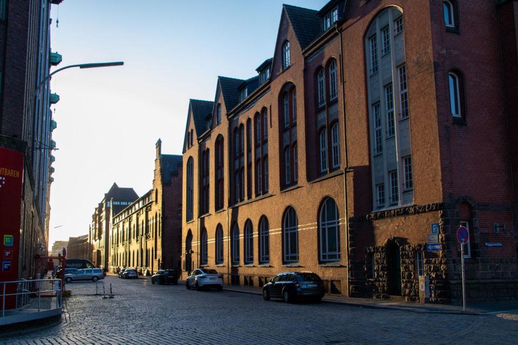 Kopfsteinpflastergasse in der Hamburger Altstadt nahe dem Jakobikirchhof